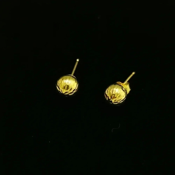 10k  Gold studs - Picture 2 of 4